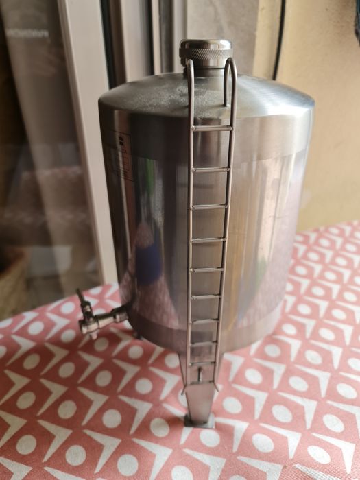 Lindíssimo reservatório de bebidas em aço inoxidável.