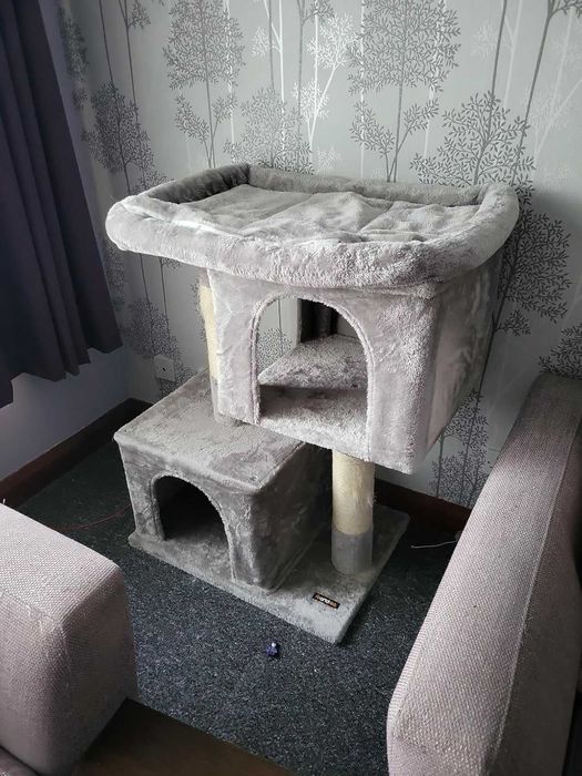 Kompaktowy drapak szary niski z legowiskiem domkiem platformą dla kota