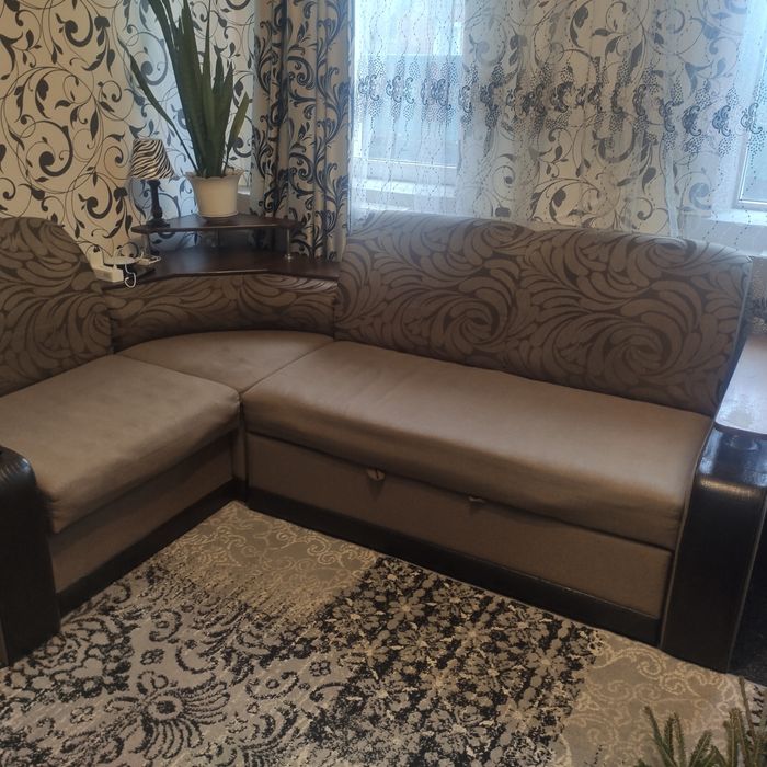 Продам угловой диван в нормальном состоянии.