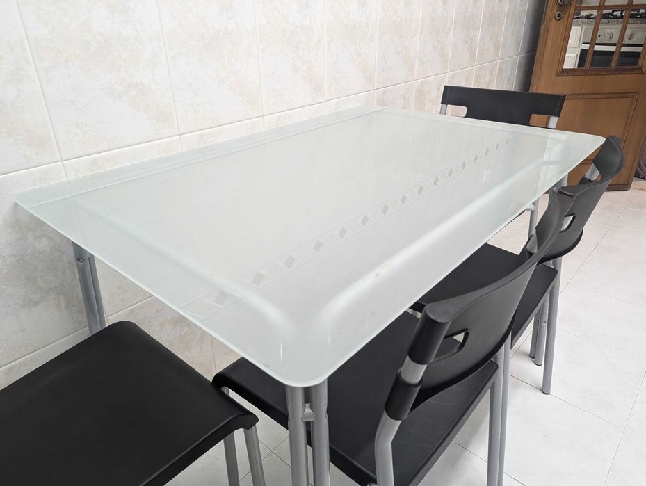 Mesa de refeição e 4 cadeiras