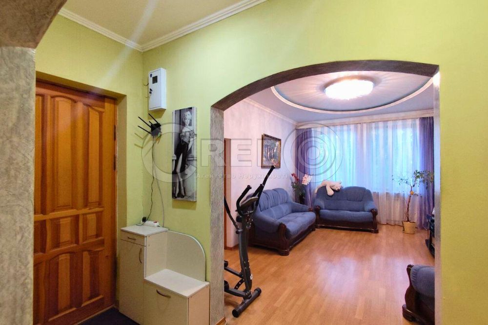 Продаж великої 3кімнатної квартири з "автономкою". Покровський район.