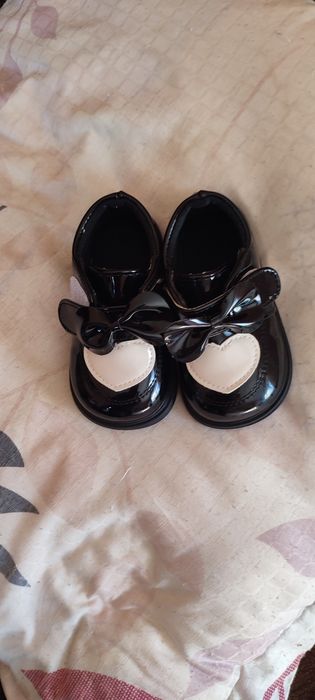 Дитячі туфельки на дівчину