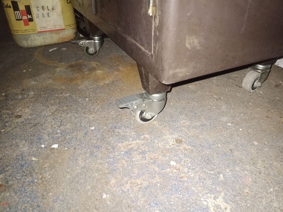 Armário em ferro com rodas