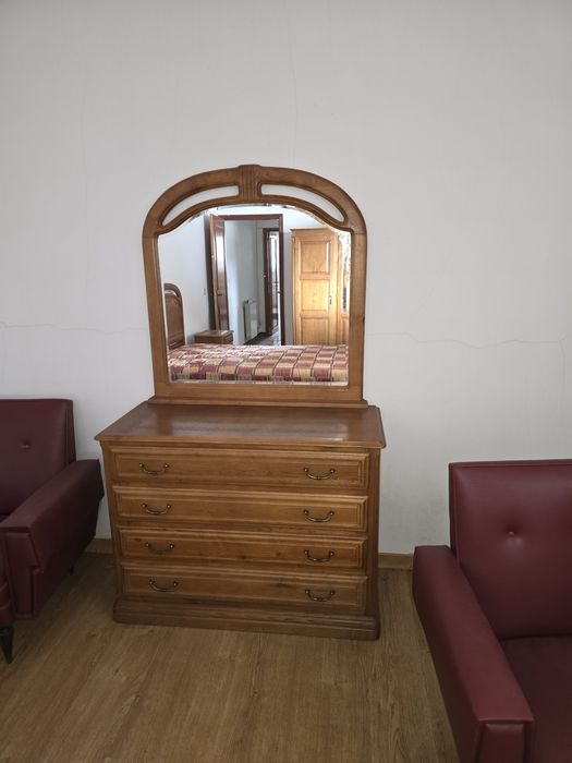 Cama com colchão, mesas de cabeceira e cômoda