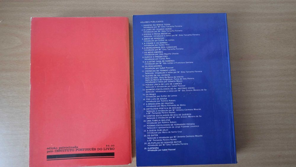 Livros "Poesia e Prosa Medievais" e "Teatro de Gil Vicente"