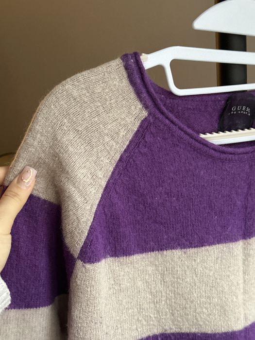 sweter z rękawami reglan marki GUESS