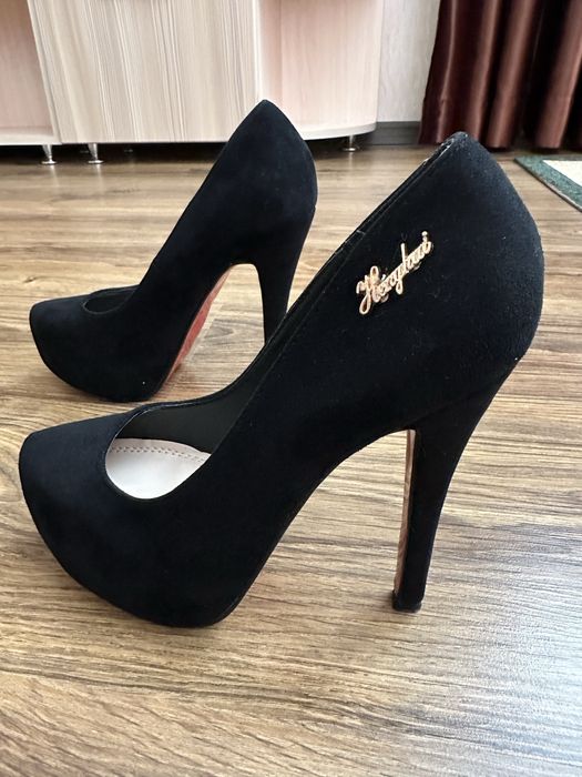 Жіночі чорні туфлі на підборах