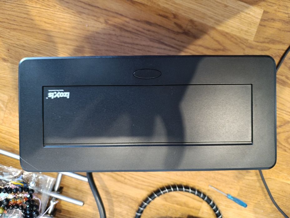 Gniazdo chowane w blat