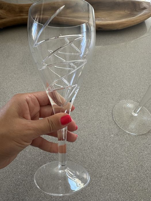 Copos de cristal lapidado e jarras com design moderno