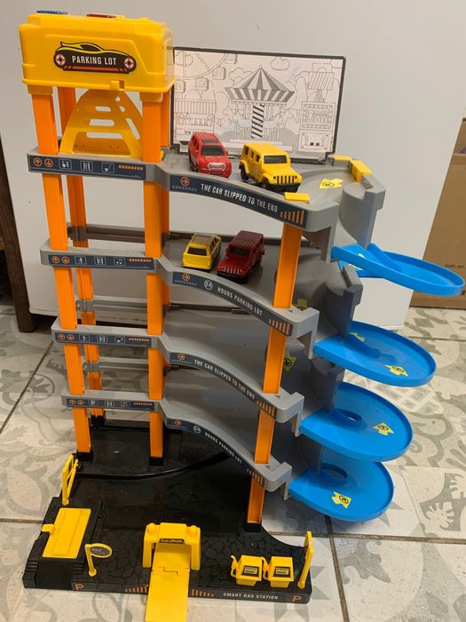 Продаю паркинг с электрическим лифтом для машинок