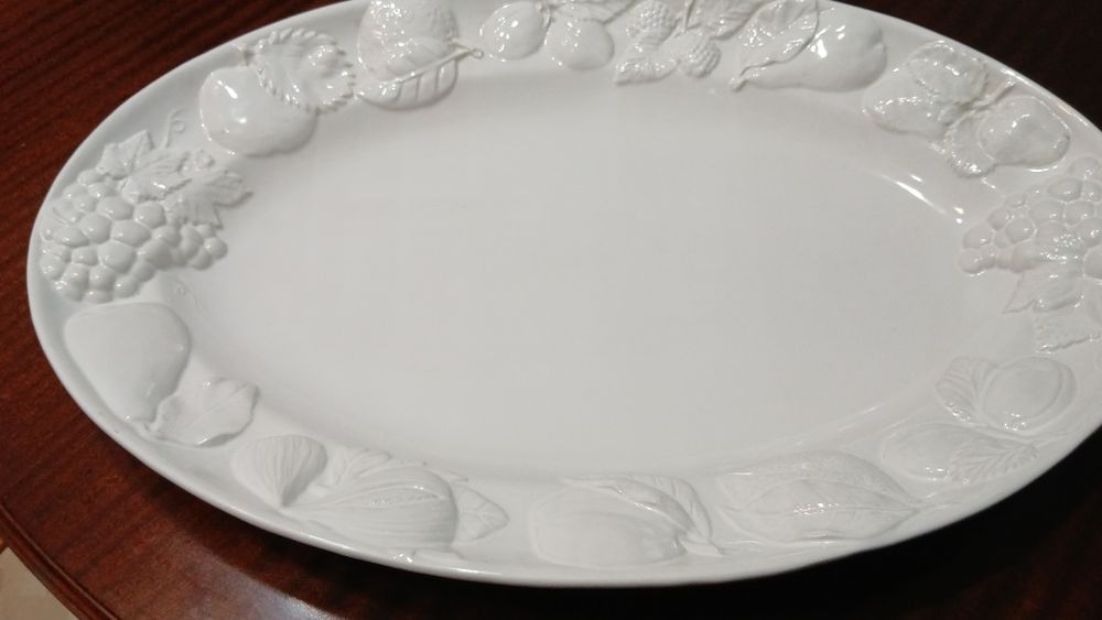 Travessa oval de porcelana