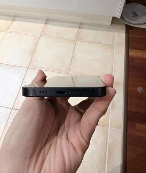 Apple iPhone 13 / Midnight / 128 GB