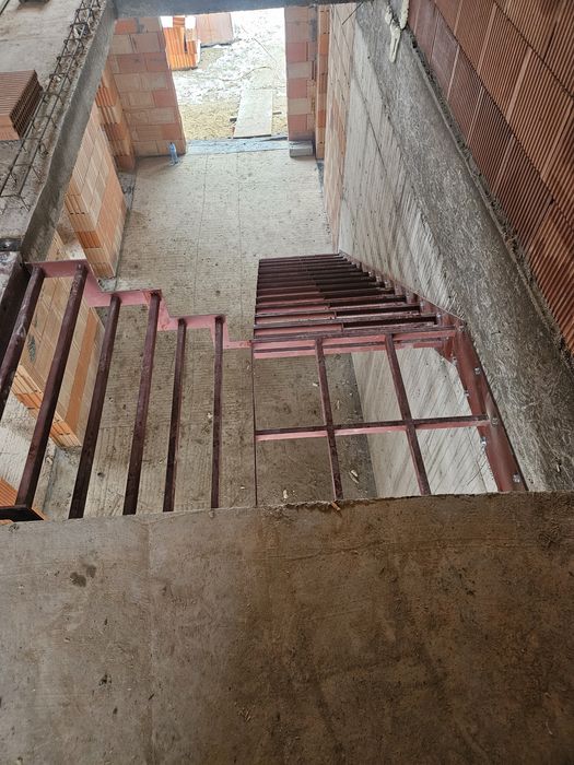 Schody półkowe wspornikowe wiszące - konstrukcja stalowa