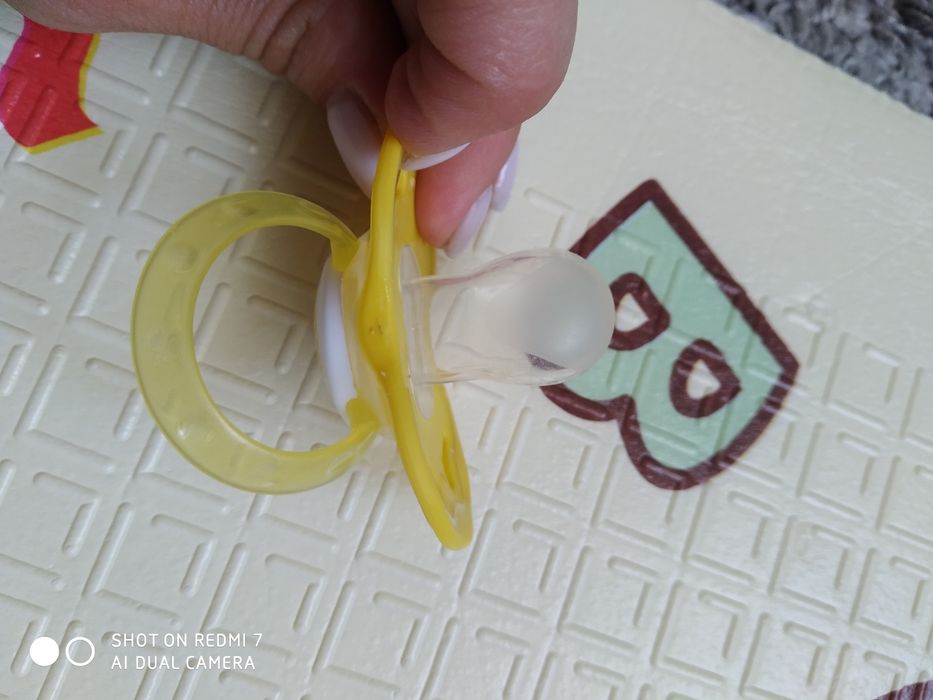 Пустушка філіпс + ще одна іншої фірми