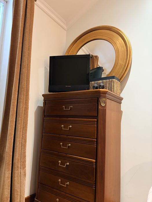 Mesas de cabeceira e camiseiro com 6 gavetas