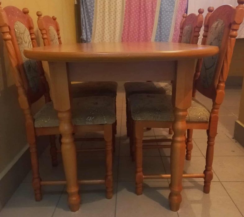 Stół z krzesłami