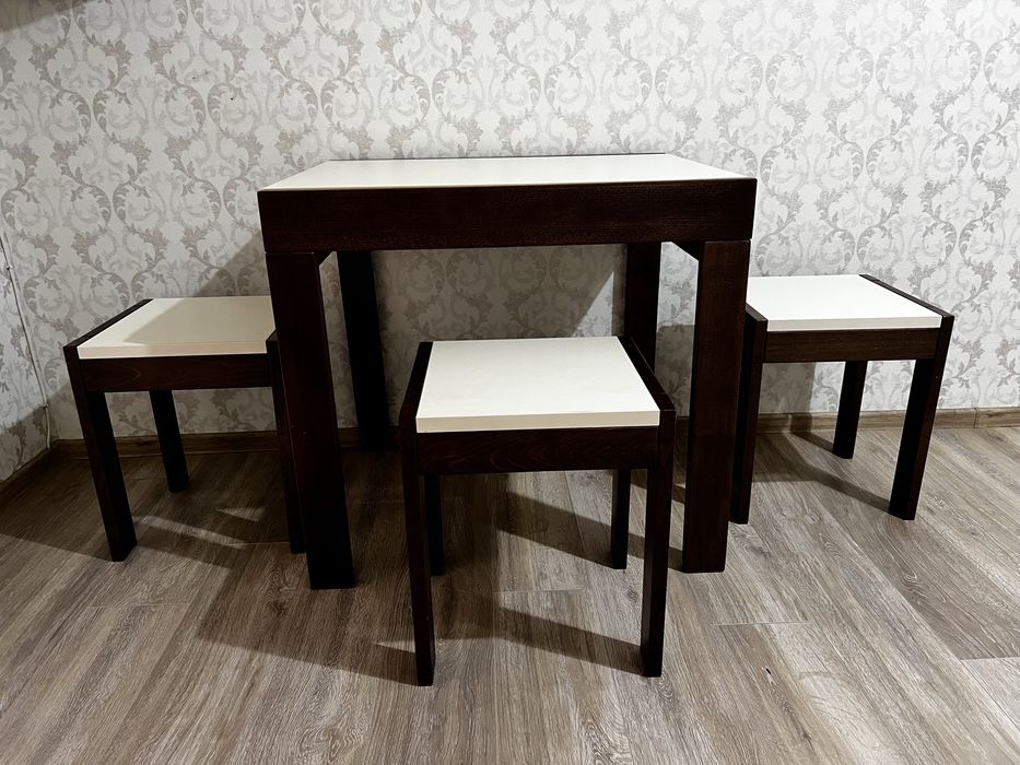 Кухонний розкладний стіл та стільціʼ