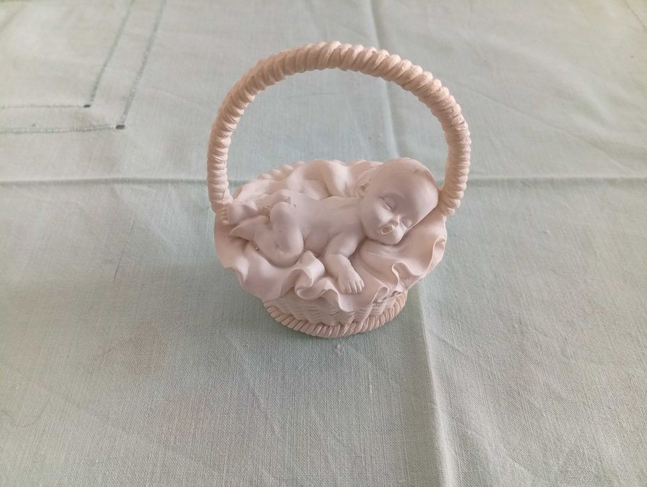 Cesta com bébé a dormir, em silicone 3D
