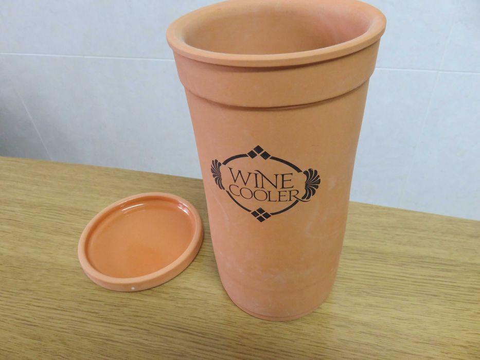 Ceramic ice shaker with protective base.64750962933121121