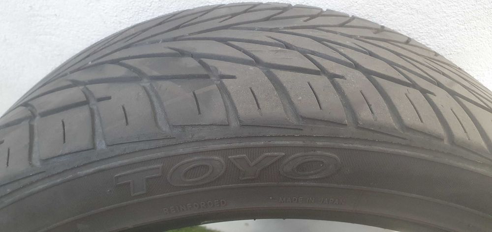 2 Pneus TOYO 265/40 R22 SEMI NOVOS