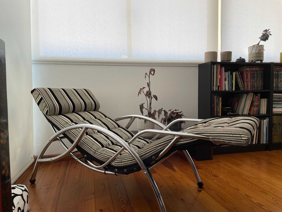 Chaise Longue Ajustável em Veludo Listrado e Estrutura Cromada