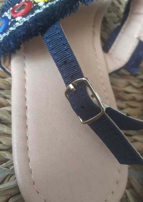 Granatowe sandały / japonki damskie z ozdobnymi koralikami.