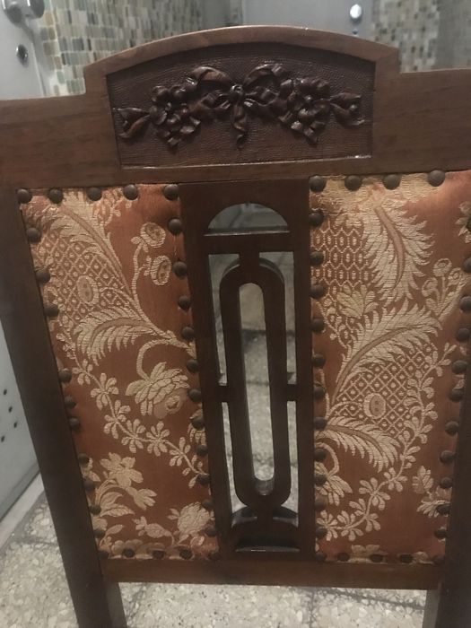 Cadeira muito antiga, mas em muito bom estado.