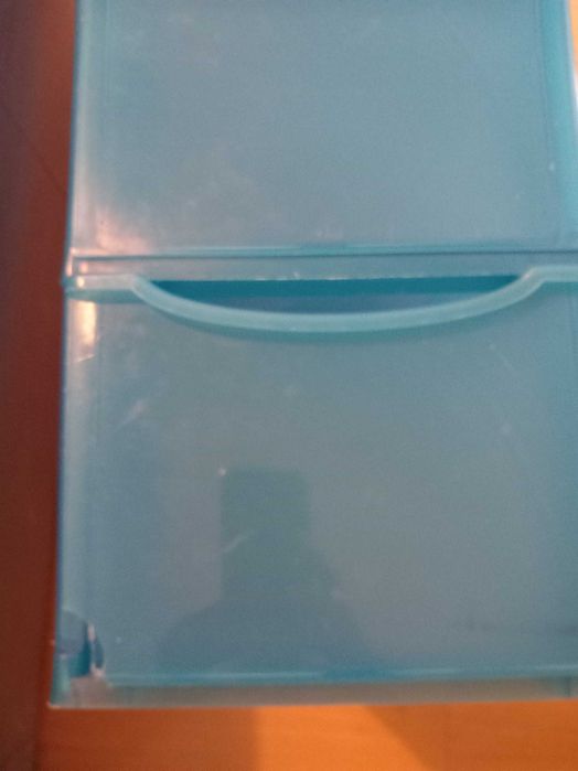 Estante de plástico com gavetas