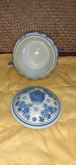 Terrina Azul com Motivos Florais Marcado na Base