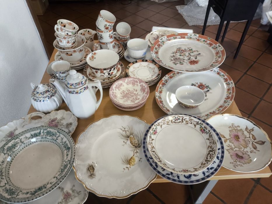Lote vários serviços porcelana Vista Alegre e outras