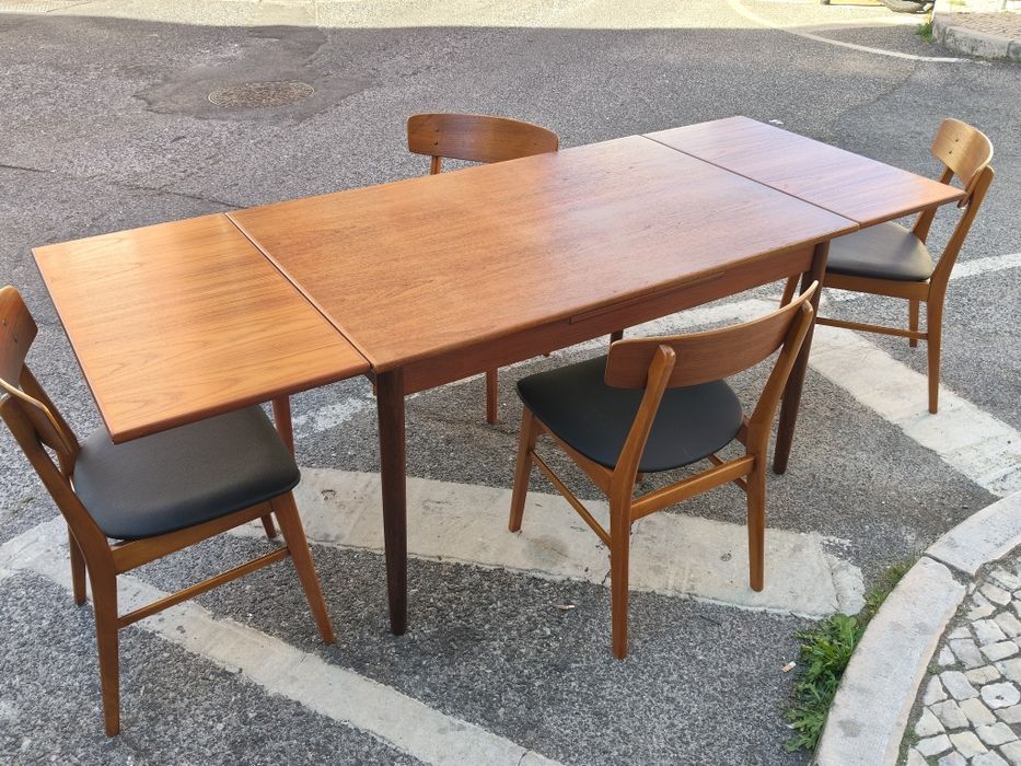 Mesa e 4 cadeiras de jantar dinamarquesa moderna de meados do século XX em teca,