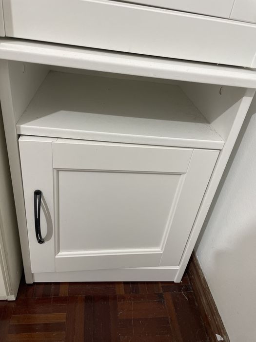Cama comoda e mesa de cabeceira semi novos
