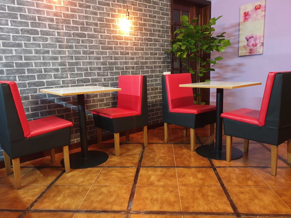 Vendo duas mesas e quatro cadeiras em excelente estado