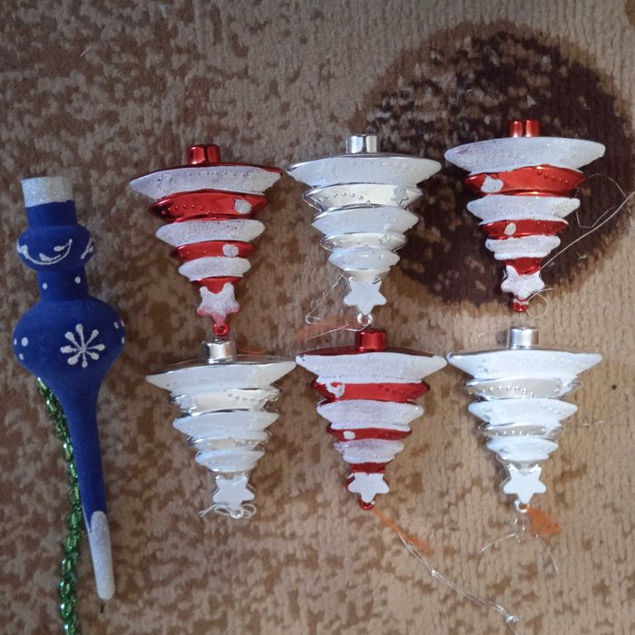 Новогодние игрушки  новые , и в идеальном состояни из спецпластика.