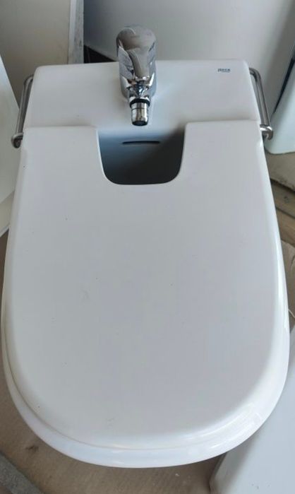 Bidé Roca com torneira e tampo