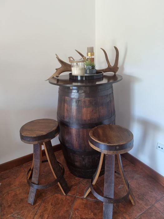 Mesa e quatro bancos