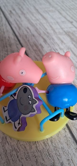 Figurki świnka Peppa i George na karuzeli