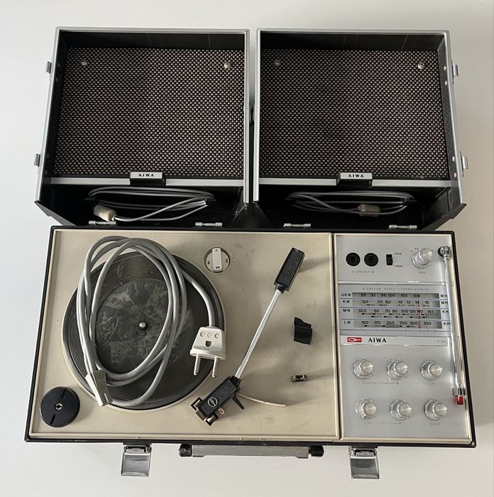 Vendo Gira Discos com Radio portátil Aiwa