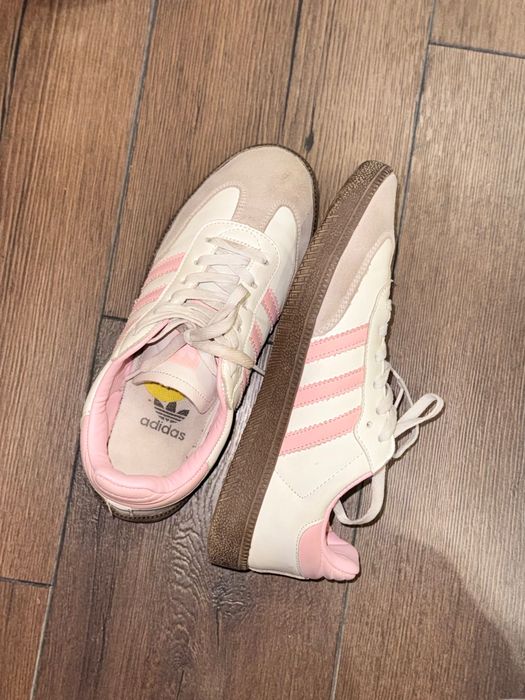 Кросівки adidas жіночі гарного кольору