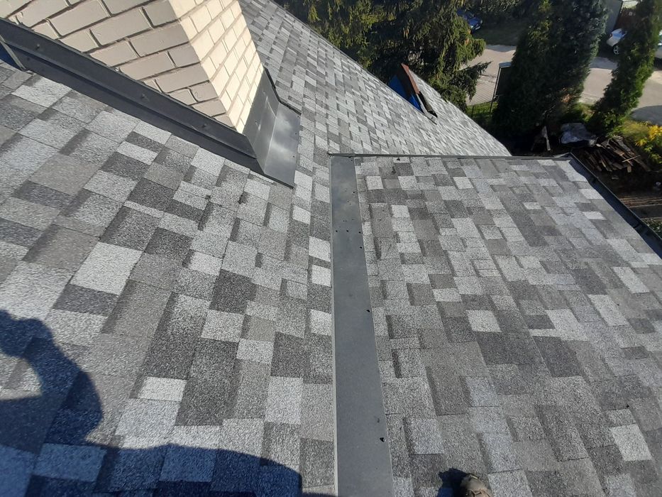 Usługi dekarskie , remonty i budowa dachów .