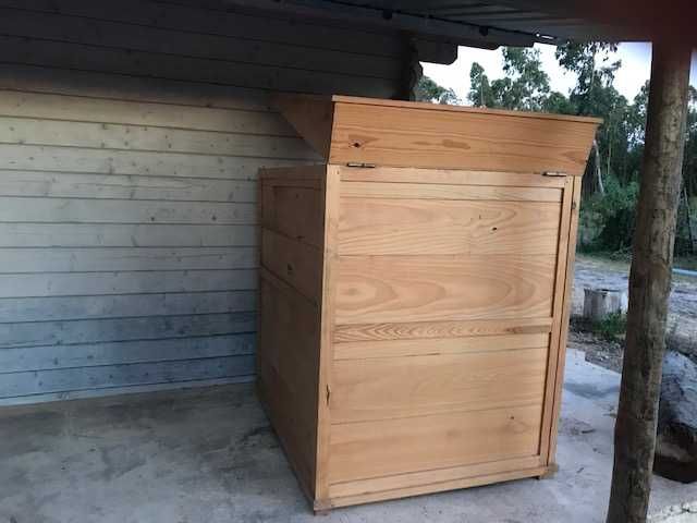 casa grande para cão em madeira de pinho feita por carpinteiro local