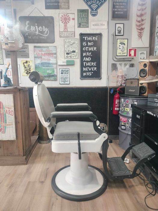 Cadeira barbeiro / Pessoa Lisboa