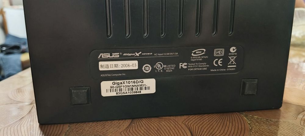 Продаю коммутатор Asus в отличном рабочем состоянии, комплект только т