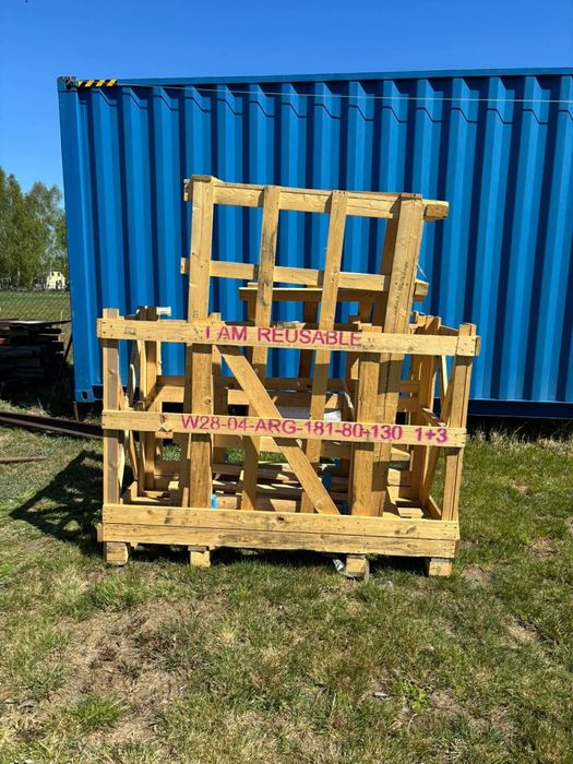 Duże  drewniane skrzynie transportowa / palety przemysłowe