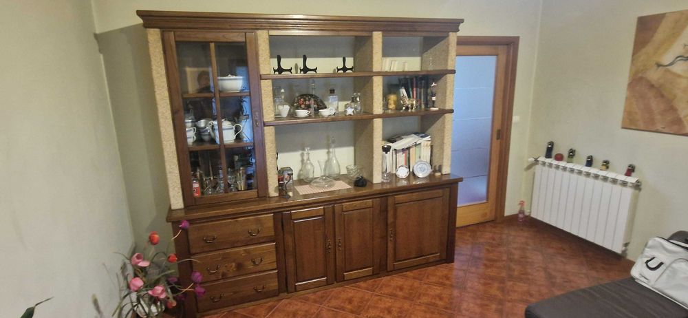 Móvel de Sala rústico em castanho maciço e granito