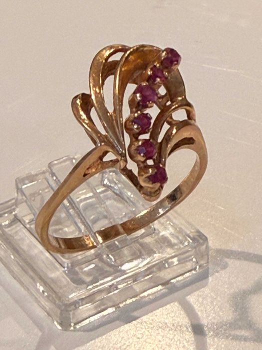 pierśconek rubiny CCCP próba 583 złoto ZSRR 380zł za gram