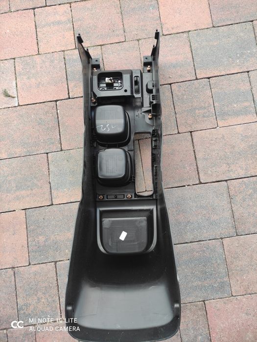 Konsola środkowa/tunel Suzuki