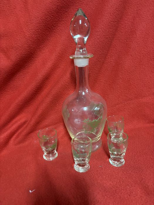 Garrafa antiga com copos