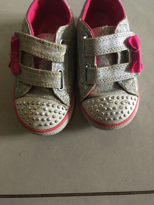Tenisówki Skechers świecą