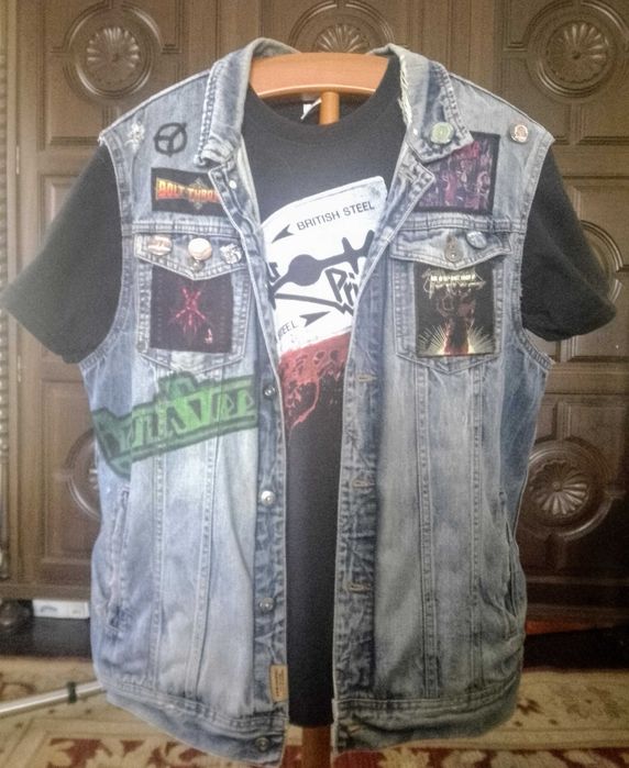 Colete com patches heavy metal